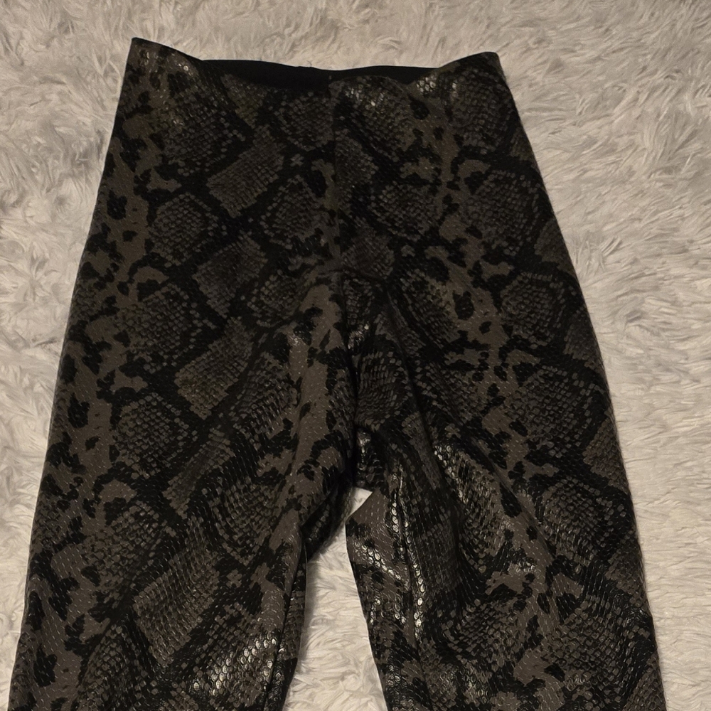 Commando Reptile Embossed Faux Leather Leggings in Grey Snakeskin  Size S - Picture 10 of 11